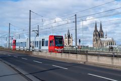 Straßenbahn vor dem Dom