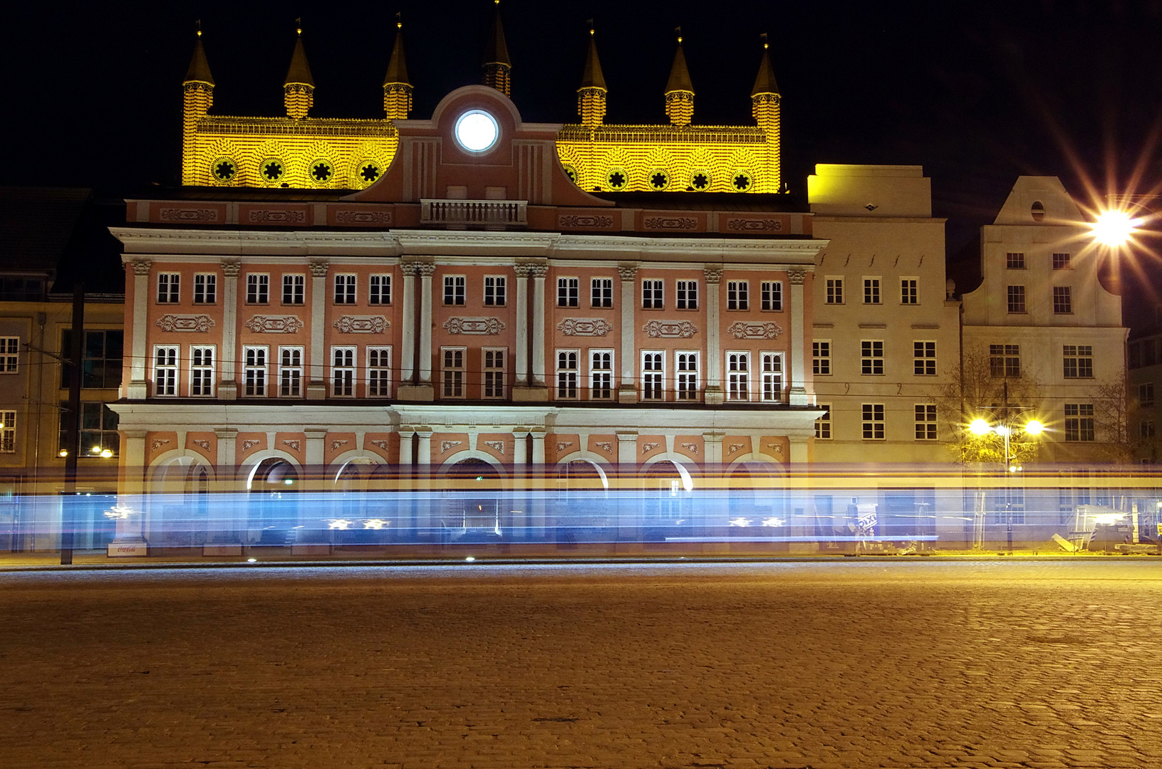 straßenbahn vorm rathaus