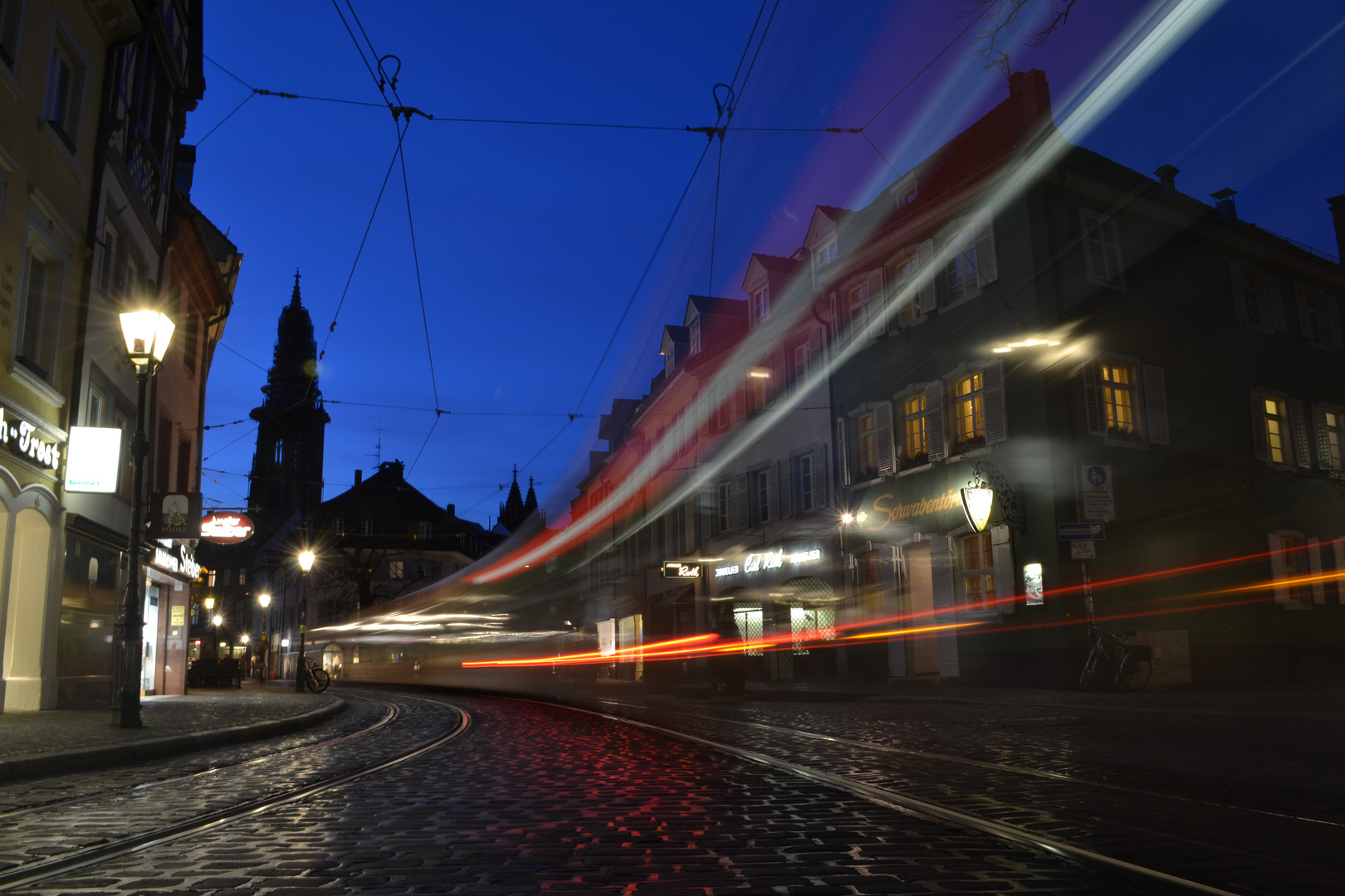 Straßenbahn während blauer Stunde