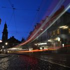 Straßenbahn während blauer Stunde