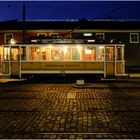 Straßenbahn zur blauen Stunde