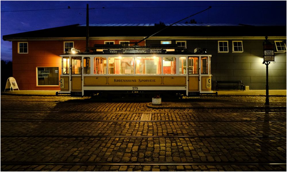 Straßenbahn zur blauen Stunde