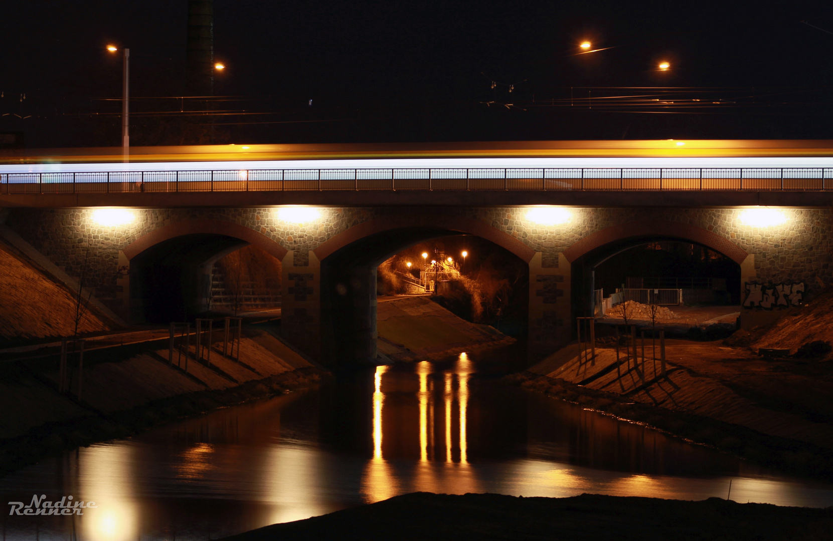 Straßenbahnbrücke.