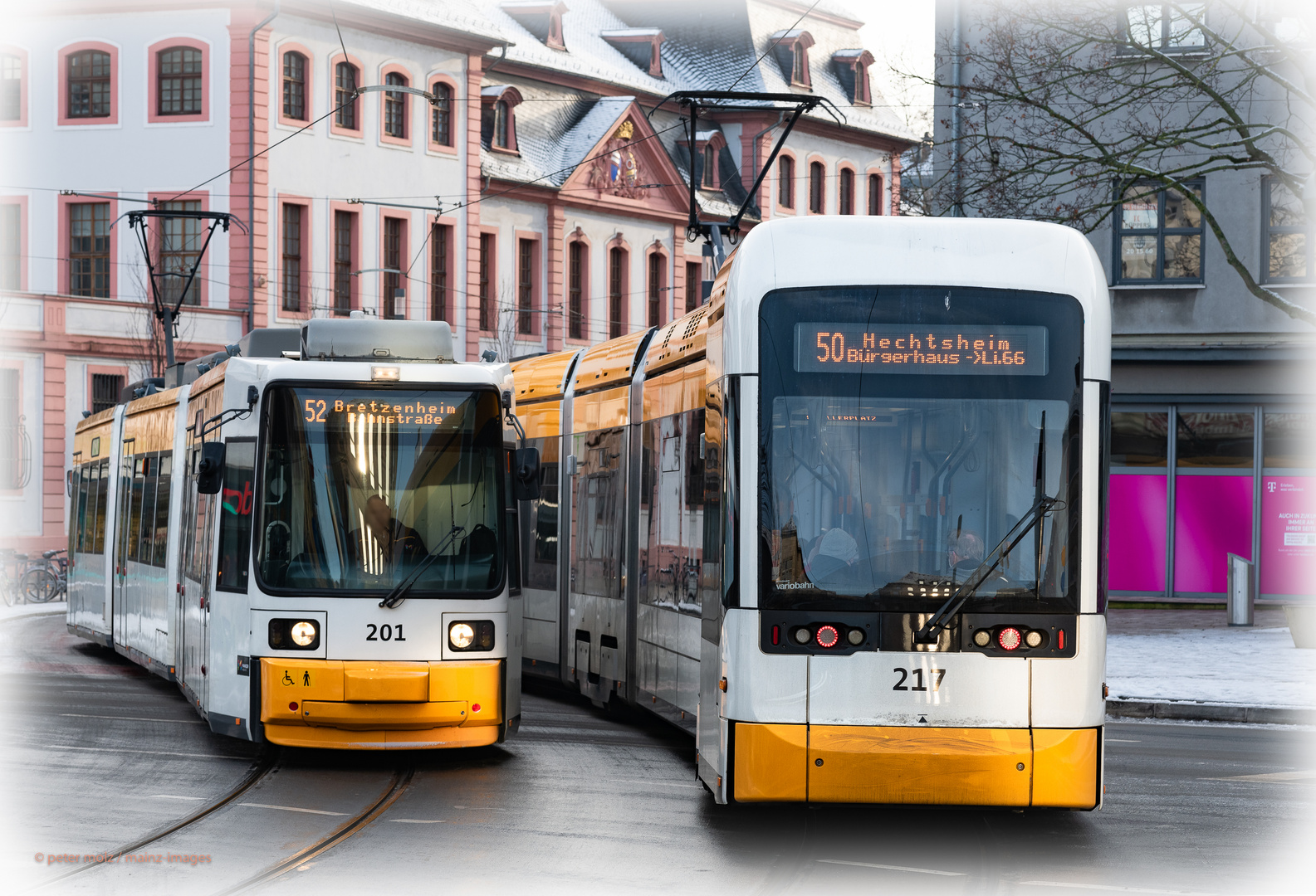 Strassenbahnen auf dem Münsterplatz - Mainz