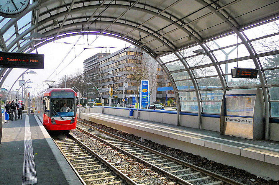 Straßenbahnhalt in Bonn 2