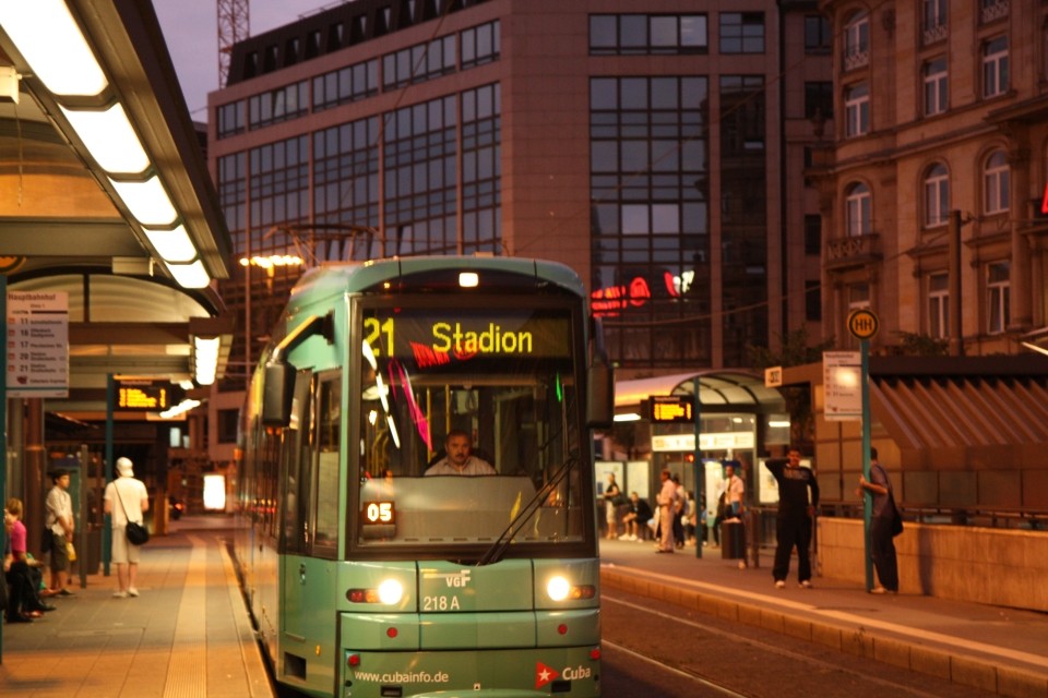 Strassenbahnhaltestelle vor Frankfurter Hauptbahnhof in der Abenddämmerung