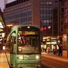 Strassenbahnhaltestelle vor Frankfurter Hauptbahnhof in der Abenddämmerung