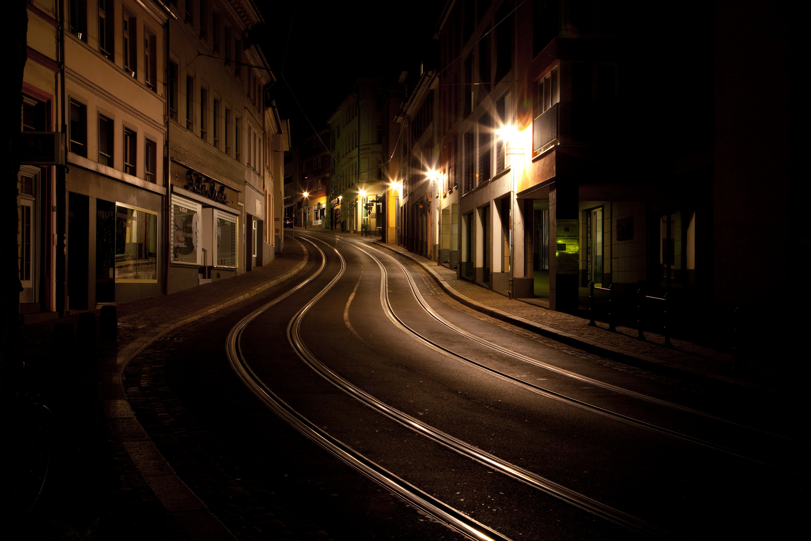 Straßenbahnschienen bei Nacht