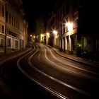 Straßenbahnschienen bei Nacht