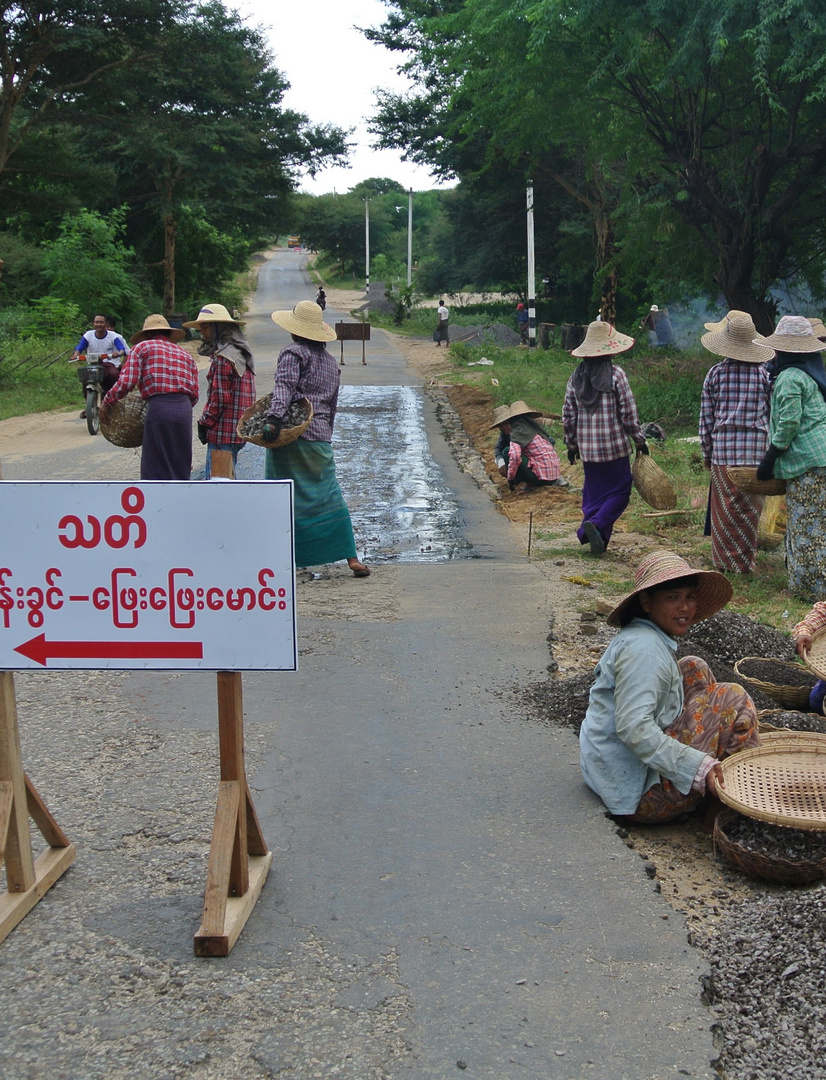 Straßenbau im Jahr 2012 in Myanmar