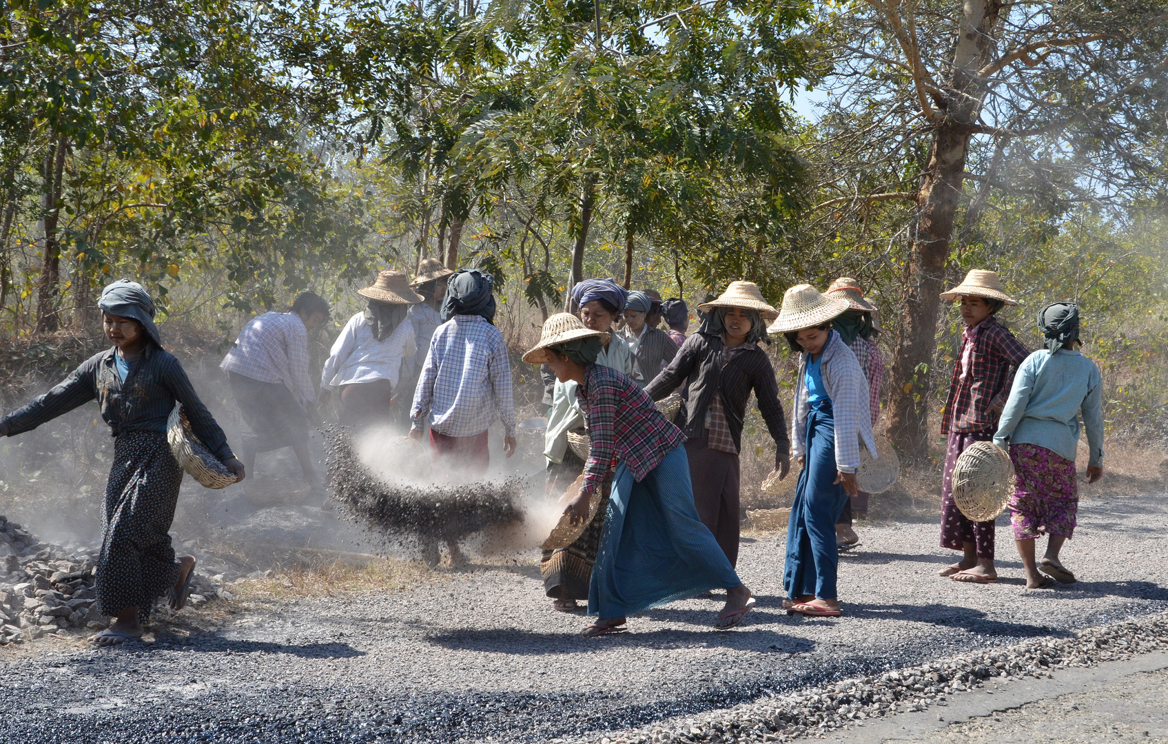 Strassenbau in Myanmar ist Frauensache