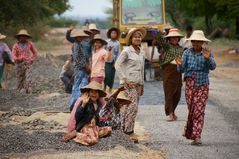 strassenbau mit viel lächeln ;-), burma 2011