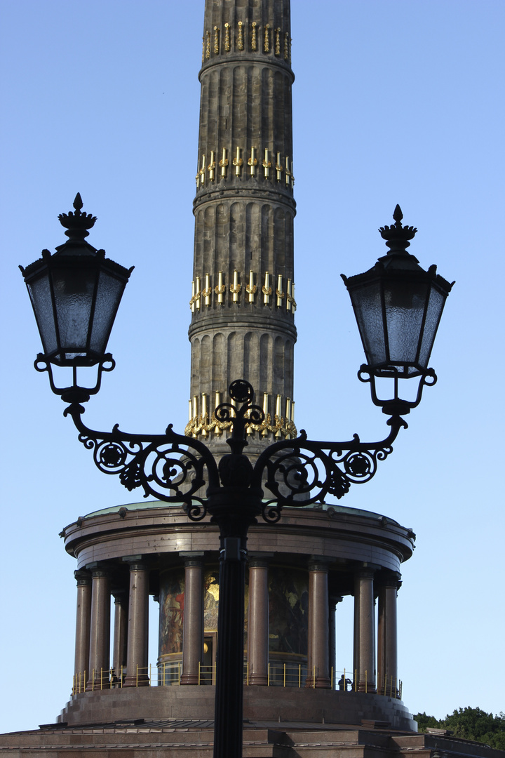 Straßenbeleuchtung am Tag