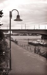 Straßenbeleuchtung an der Rheinpromenade in Bonn