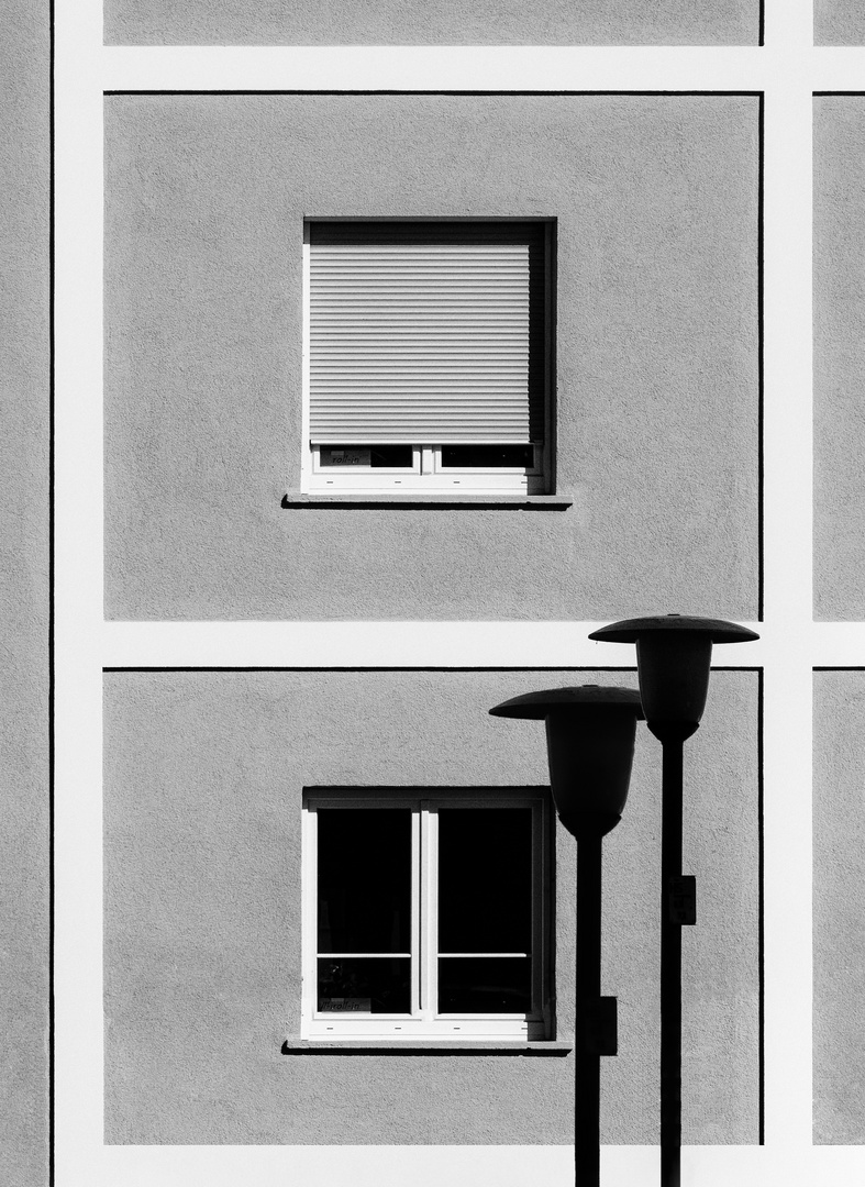 Straßenbeleuchtung Foto & Bild laterne, schatten, fassade Bilder auf