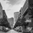 Straßenblick auf die Elb-Philharmonie Hamburg