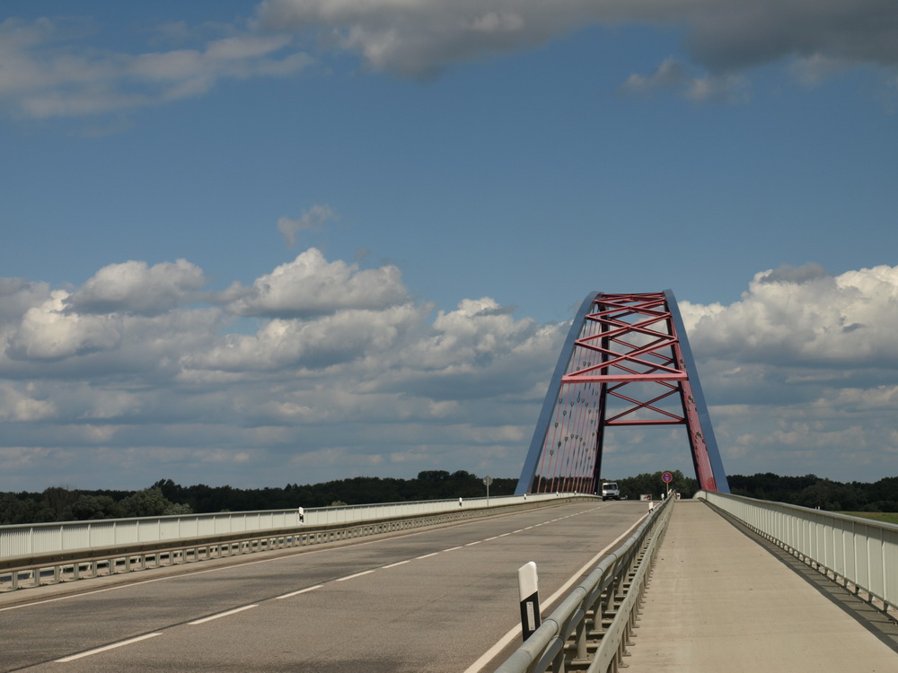 Straßenbrücke