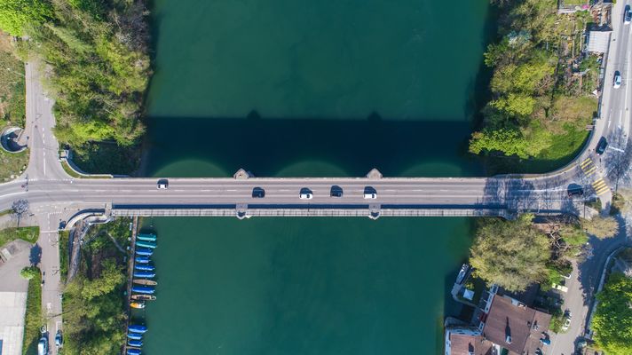 Strassenbrücke über dem Rhein