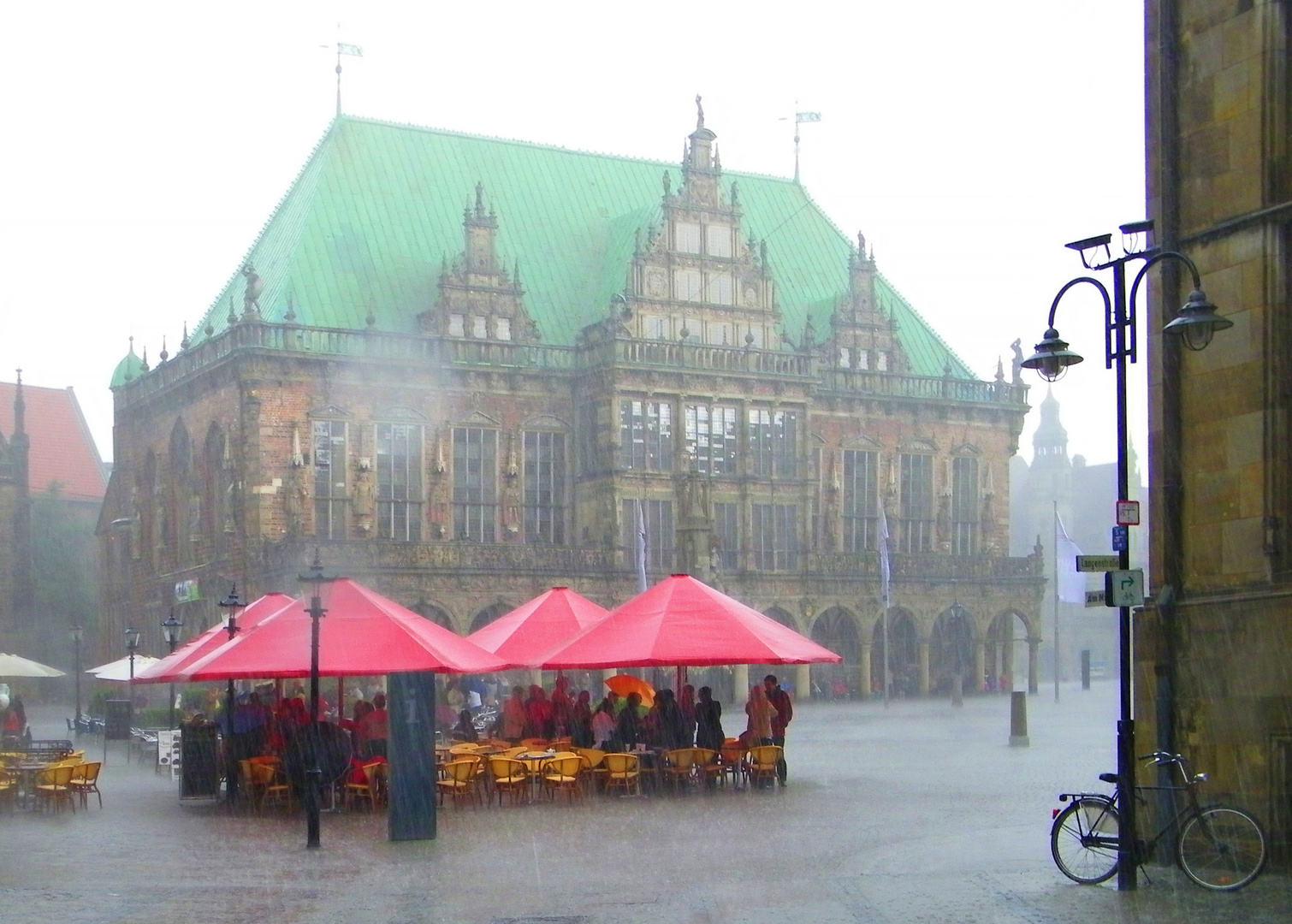 Straßencafé im Regen