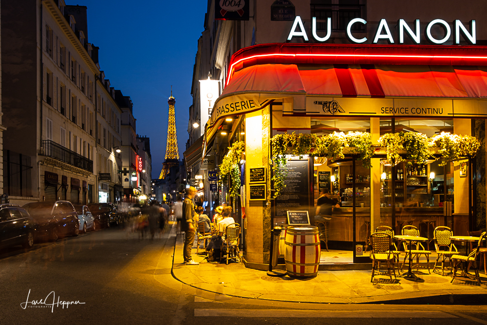 Straßencafe in Paris zur blauen Stunde