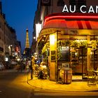 Straßencafe in Paris zur blauen Stunde