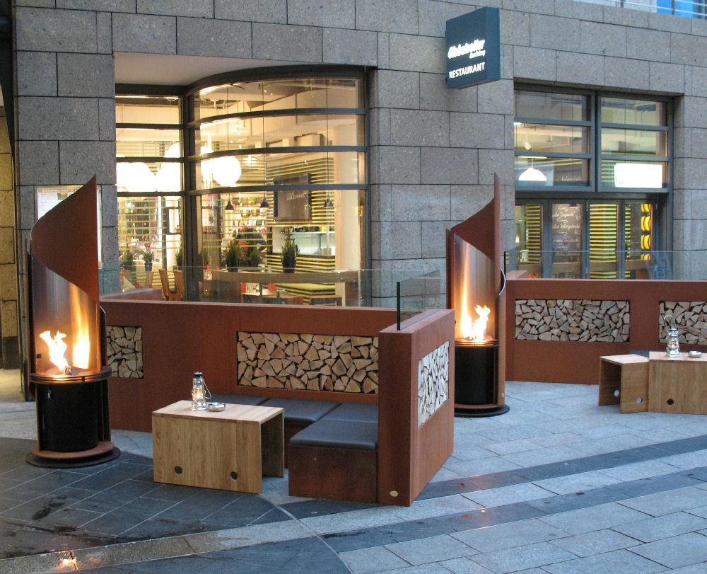 Straßencafe mit offenem"Kaminfeuer" in der Kölner Innenstadt