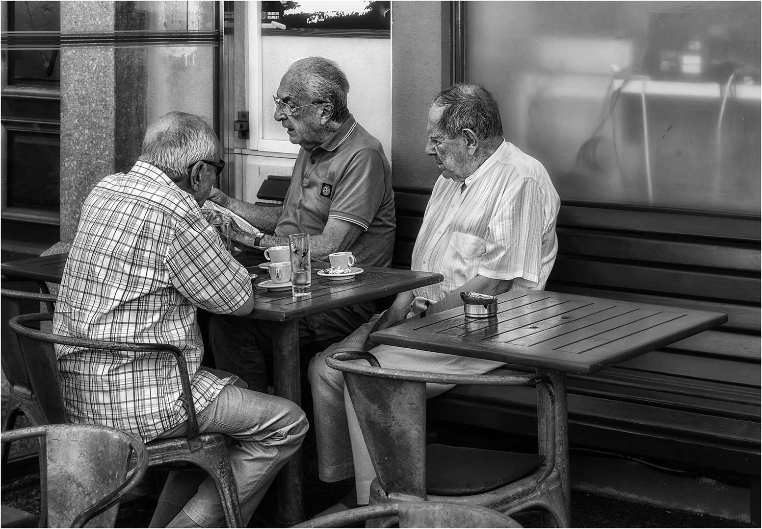 ... Straßencafé ... morgendliche Zeitungsschau ...