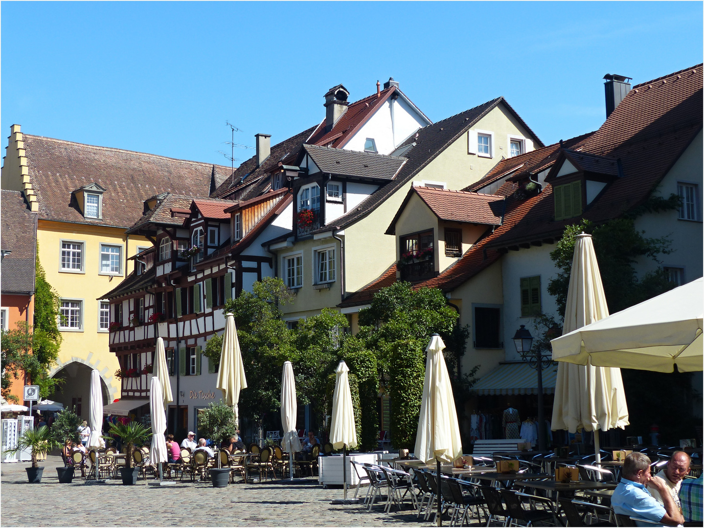 Straßencafés und Sonnenschein