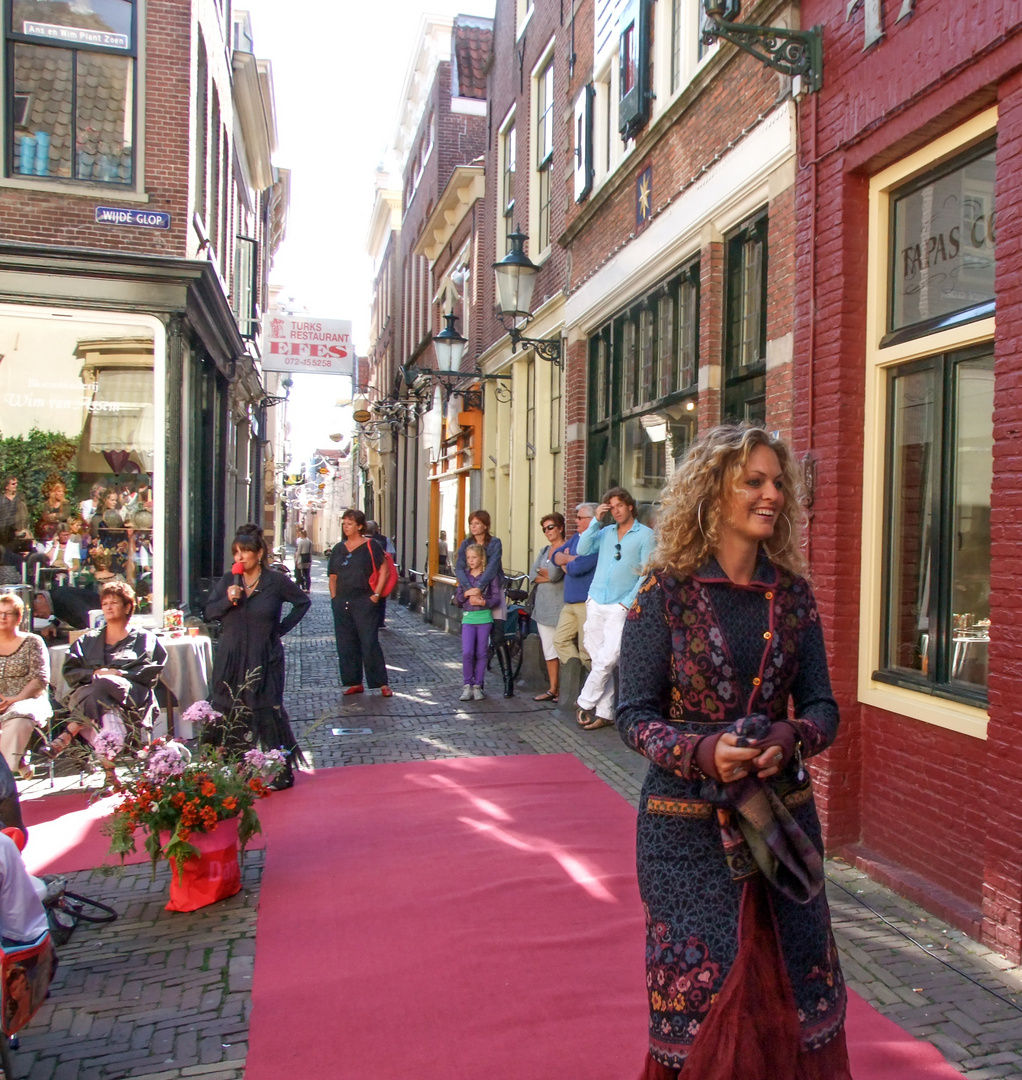 straßencatwalk in alkmaar, niederlande