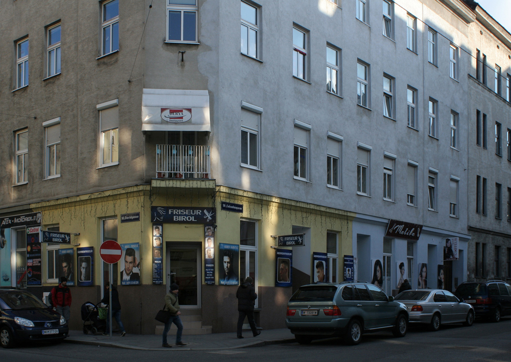 Straßenecke in einer Stadt voller Frisörläden