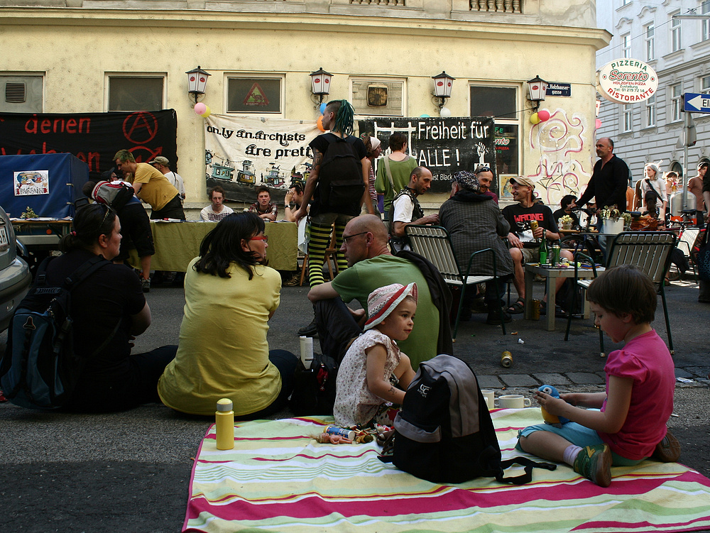 Straßenfest vor der Pizzeria Anarchia