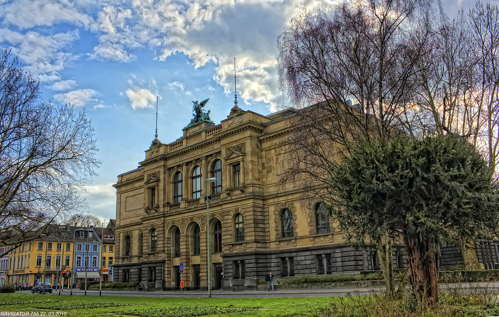 Straßenfront des Kaiser Wilhelm Museums in Krefeld / HDR