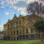 Straßenfront des Kaiser Wilhelm Museums in Krefeld / HDR