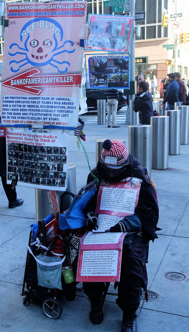 strassenkämpfer vor der zentrale der bank of america