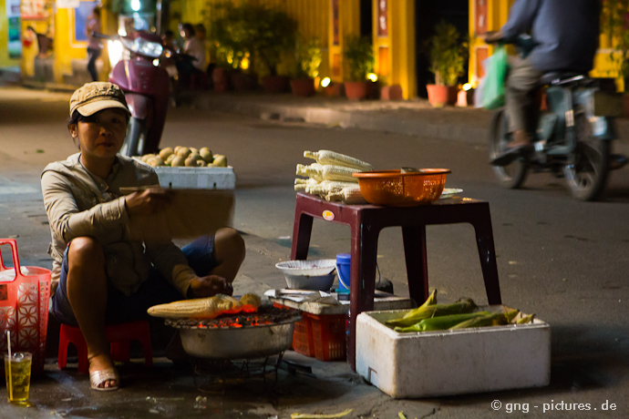 Straßenköchin in Hoi An