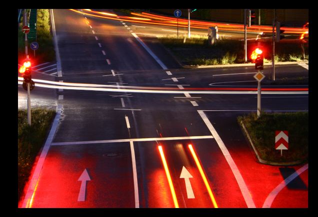 Straßenkreuzung bei Nacht