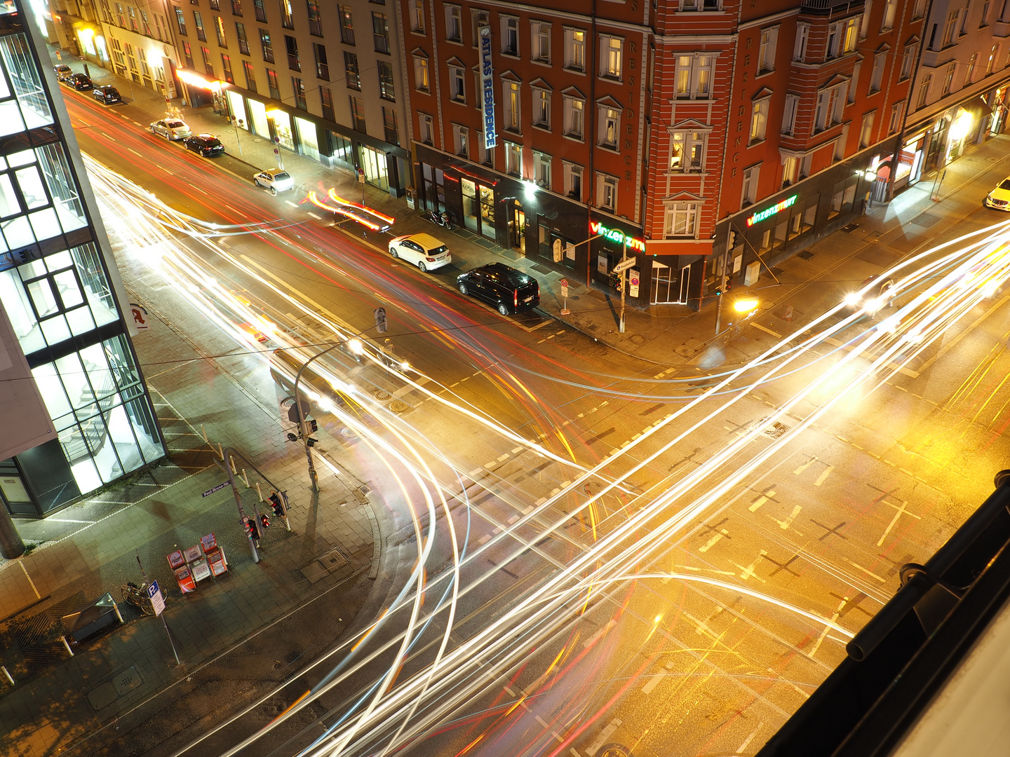 Straßenkreuzung bei Nacht