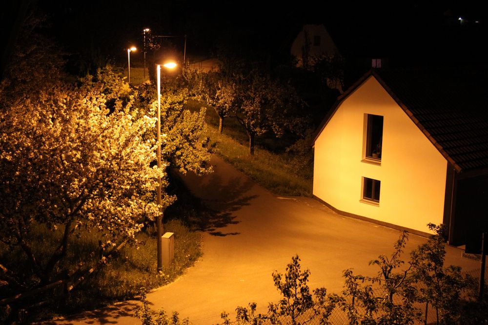 Straßenkreuzung bei Nacht