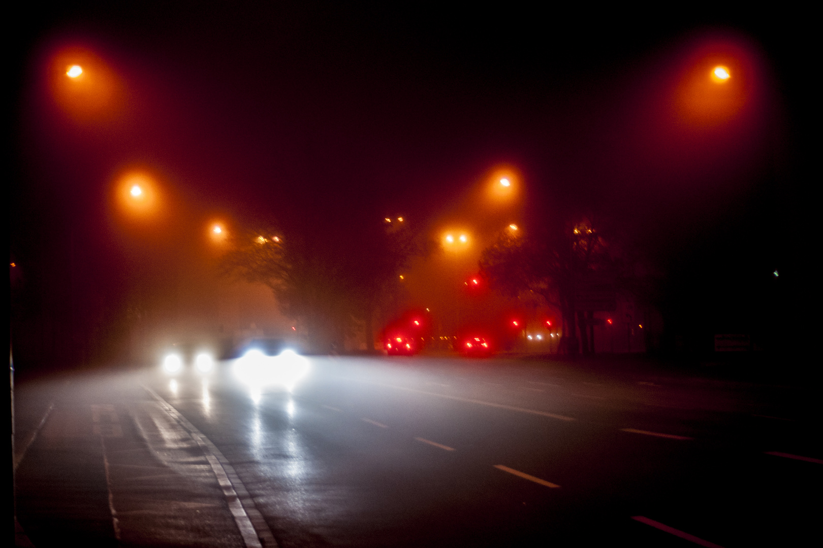 Straßenkreuzung im Nebel