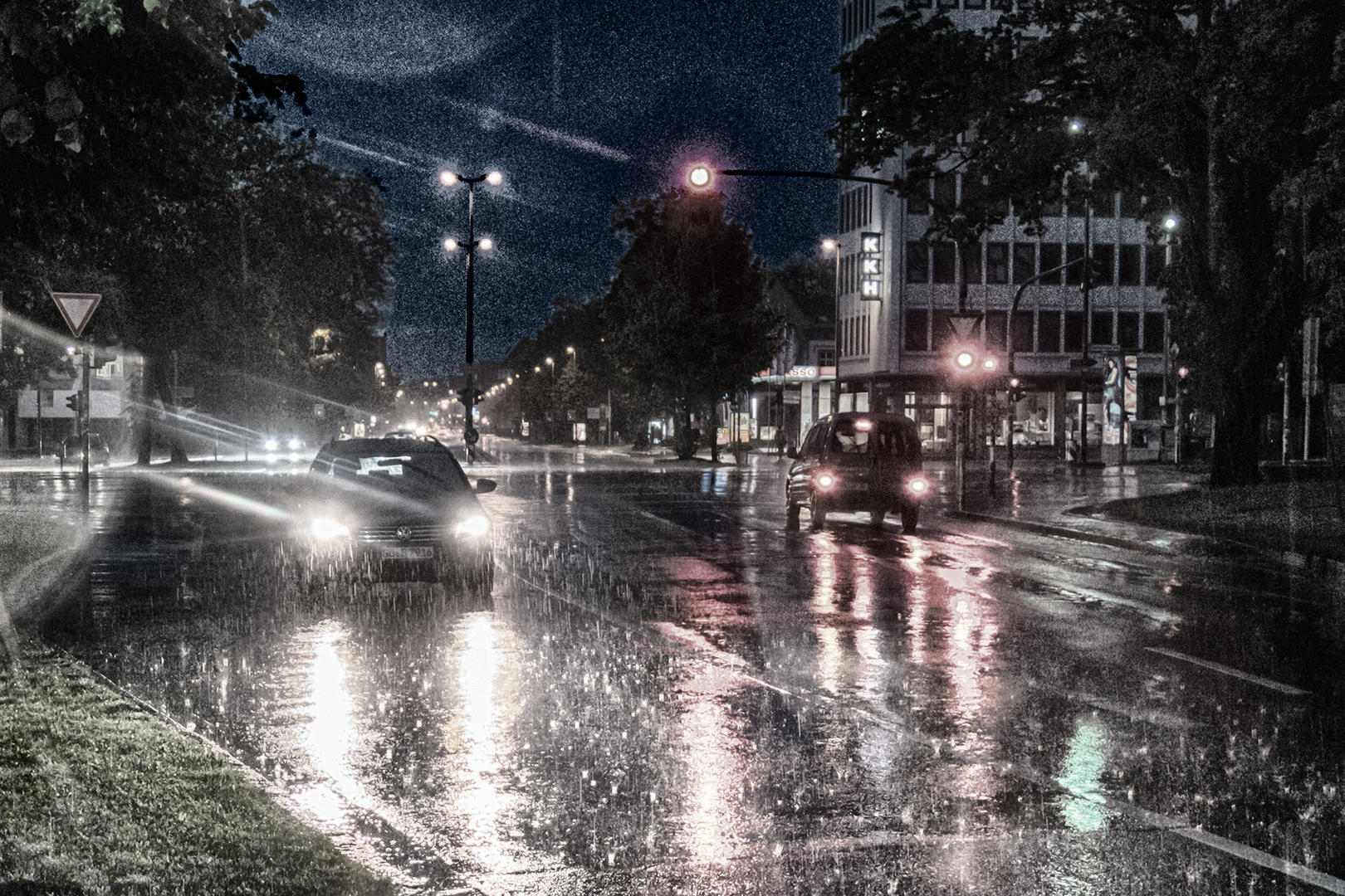 Strassenkreuzung im Regen