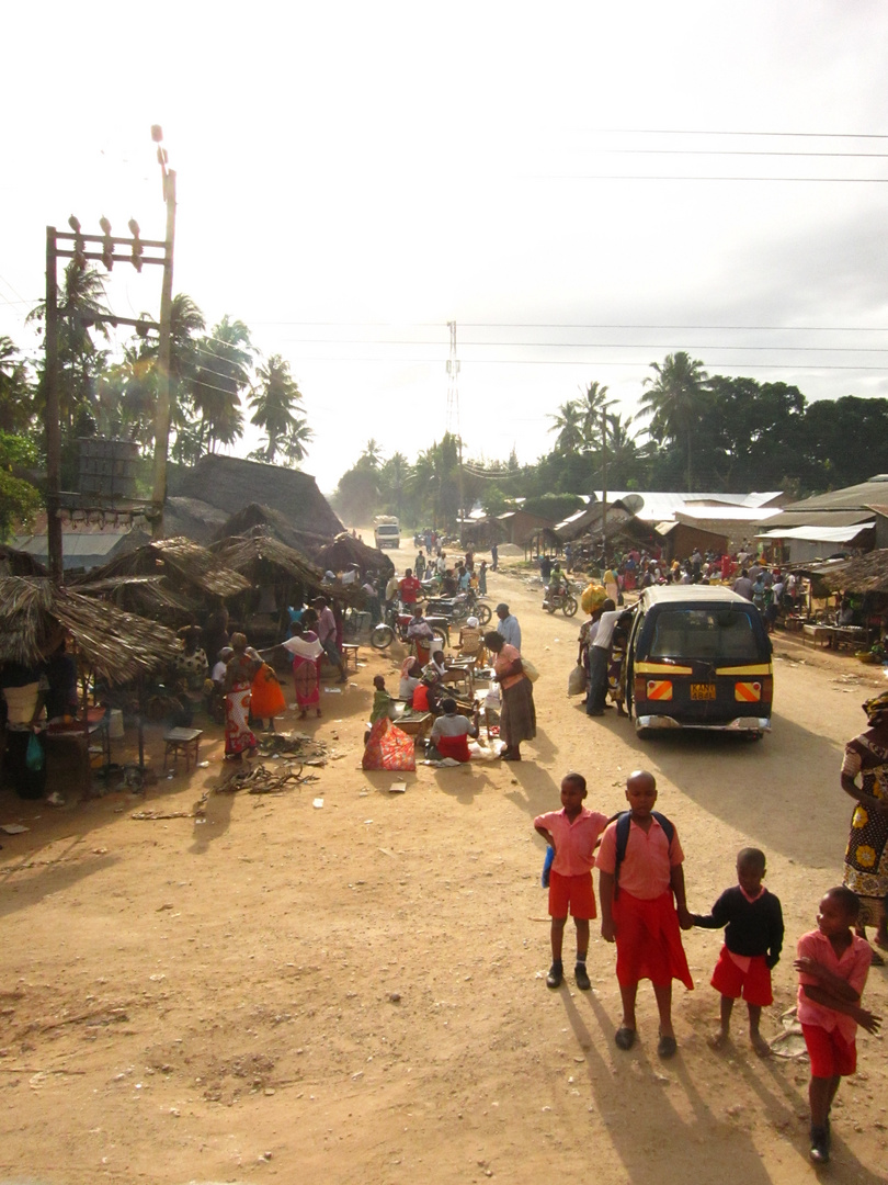 Straßenkreuzung in Kenia