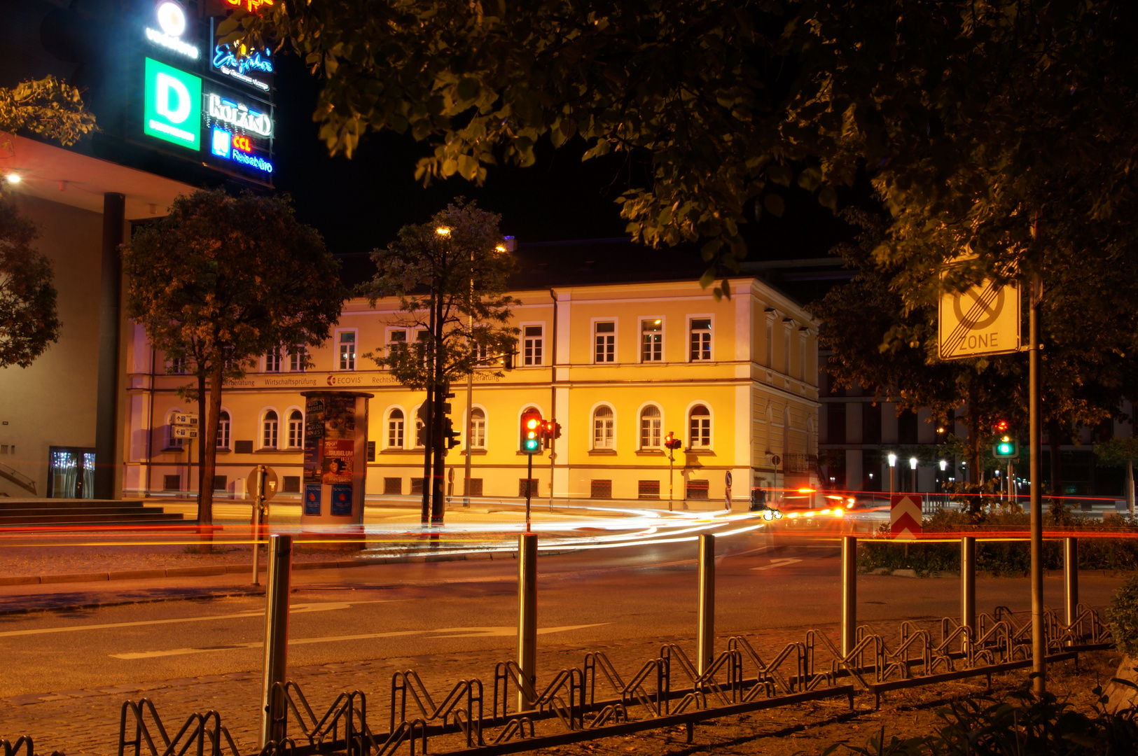 Straßenkreuzung zur Mitternachtsstunde