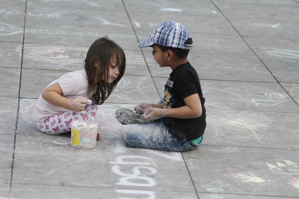 Straßenkünstler: Spielende Kinder