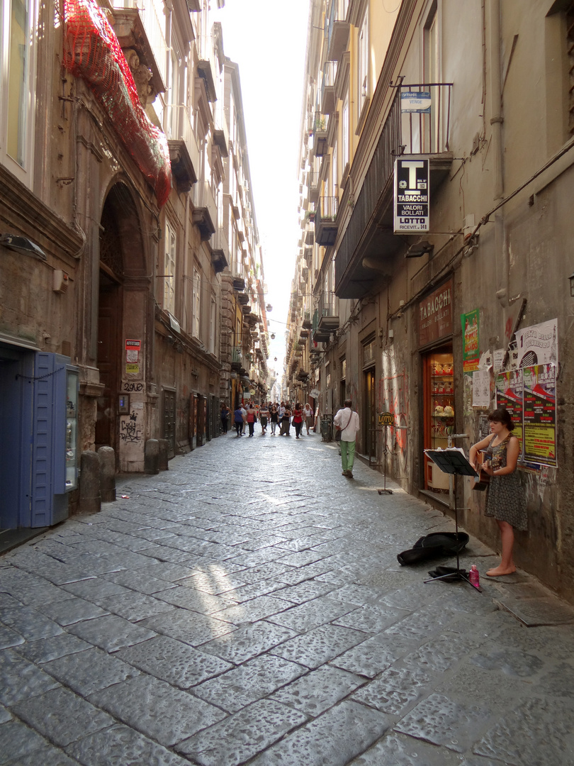 Straßenkünstlerin in den Gassen von Neapel