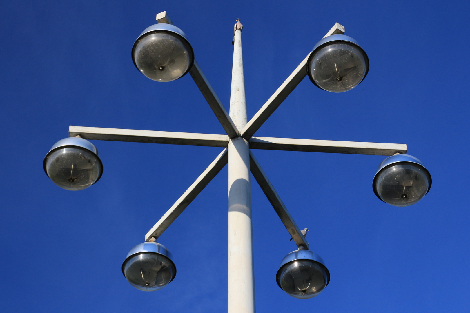 Straßenlampe bei Tag