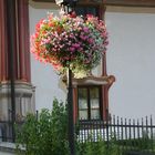 Straßenlampe mit Blumenschmuck