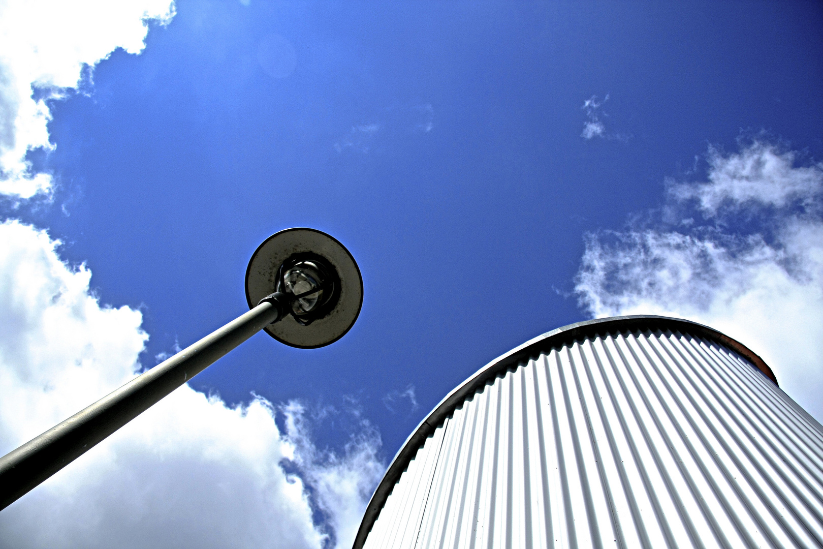 "Straßenlampe trifft Feuertreppe"