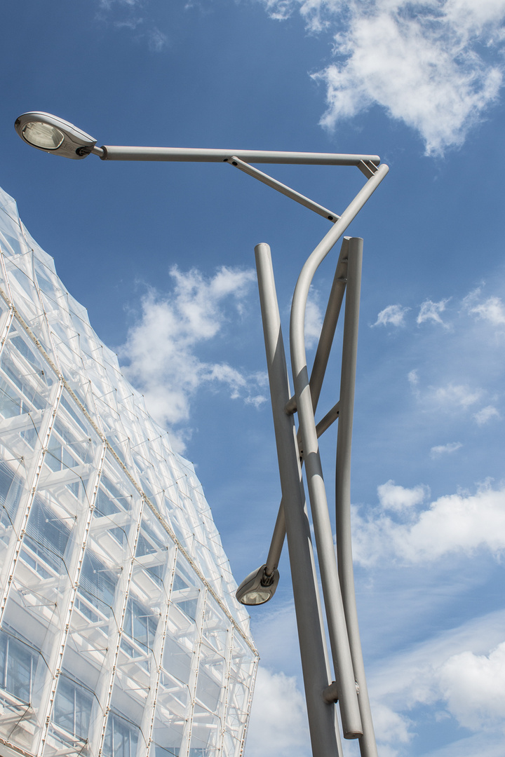 Straßenlampe und Fassade in Hamburg