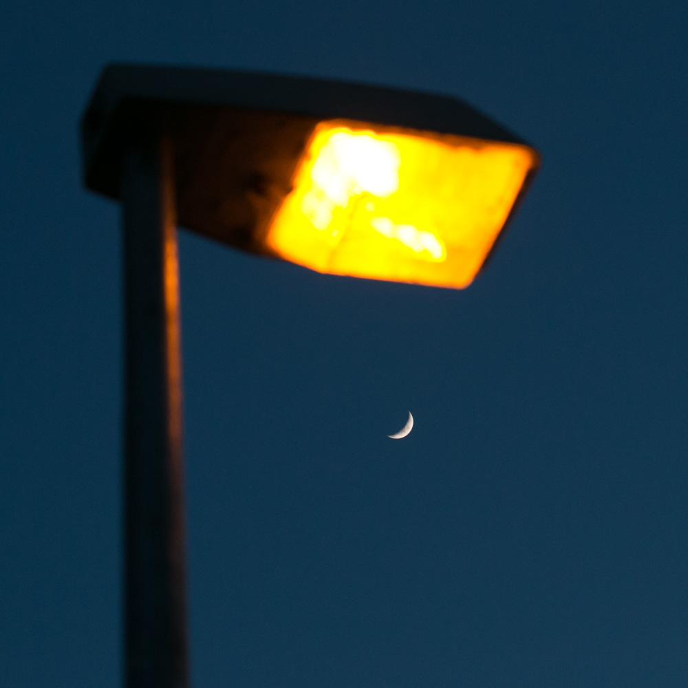 Strassenlampe und Mond