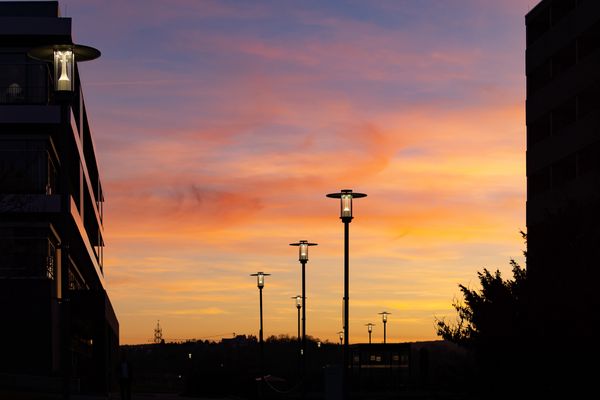 Straßenlampen im Sonnenuntergang